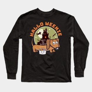 Cute Doxie Dog trick or treating on Hallo weenie Dachshund Halloween Long Sleeve T-Shirt